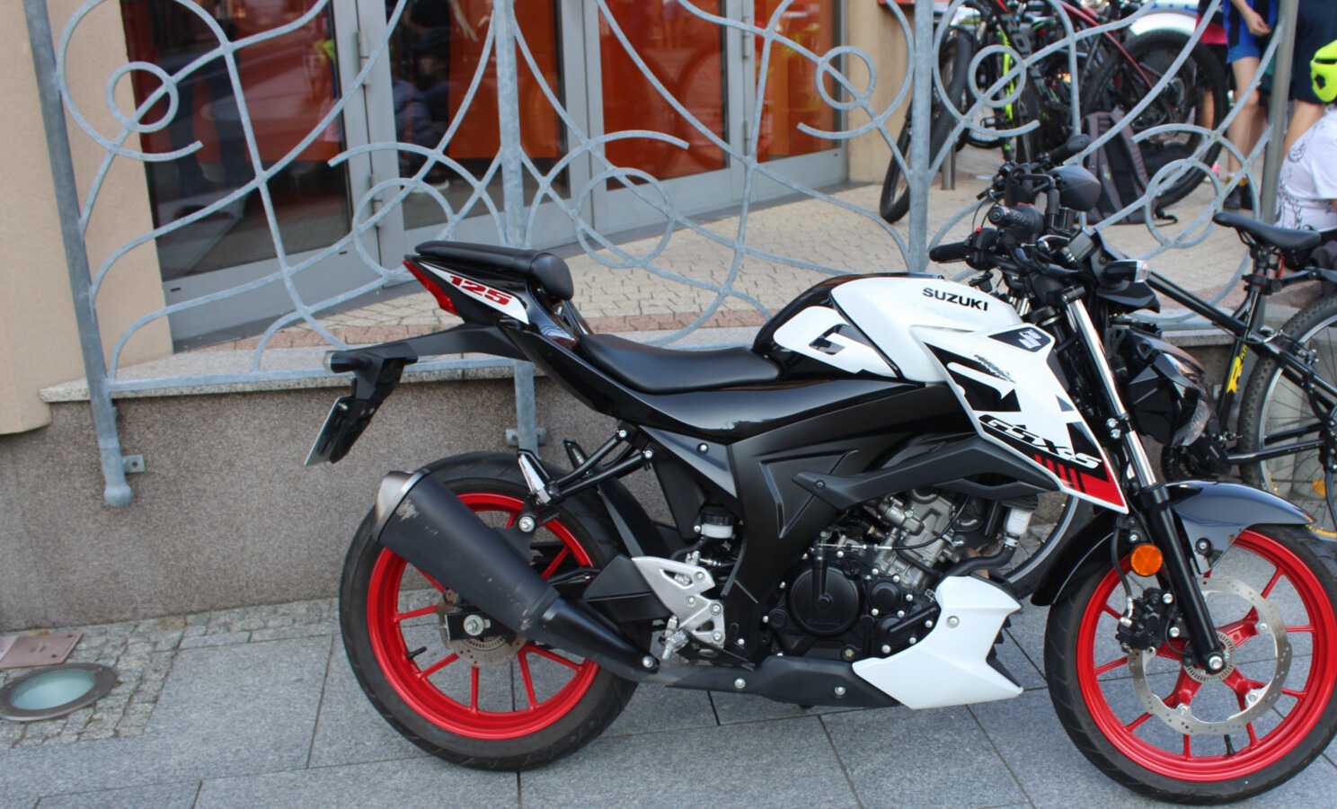 Zderzenie dwóch nastolatków, rowerzysty i motocyklisty