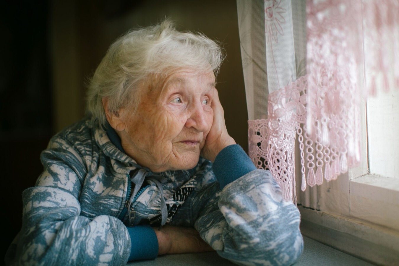 Seniorka z objawami demencji wyszła w nocy z domu. Pomogła jej młoda kobieta