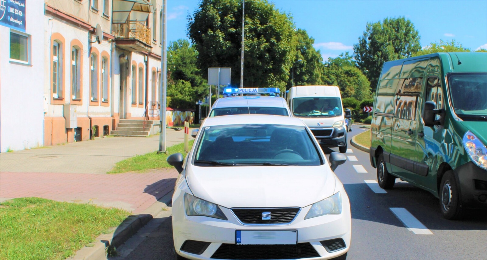 Zostawiła samochód na środku drogi i uciekła. Była po mieszance narkotyków - FOTO