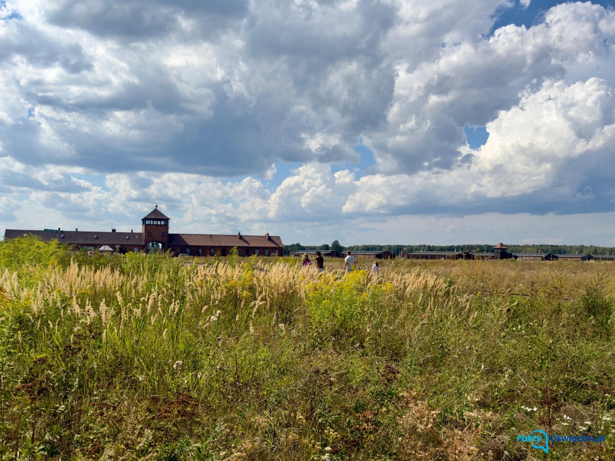 Rozpętała się burza o przedpole Bramy Śmierci byłego KL Auschwitz II-Birkenau