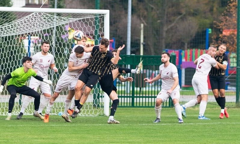 Lider gra w Juszczynie. Derby w Rajsku