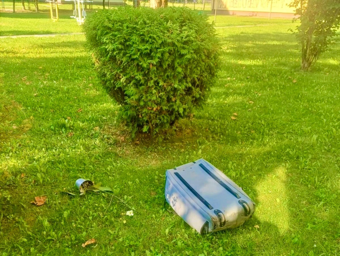 Zdenerwował się i wyrzucił rzeczy przez okno - FOTO