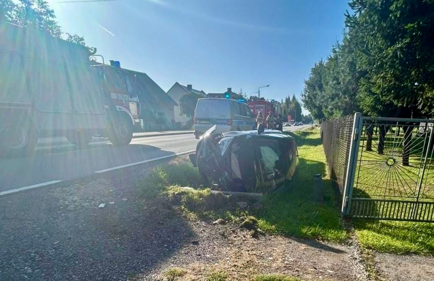 Utrudnienia w Grojcu. Auto uderzyło w przepust