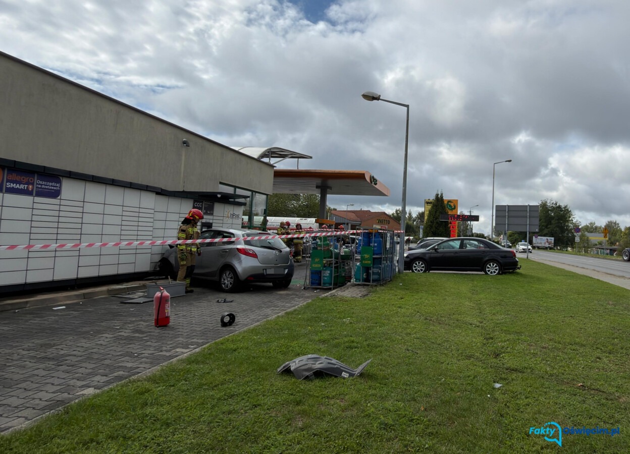 Kierowca wjechał osobówką w paczkomat na stacji paliw. Zahaczył też o butlę z gazem
