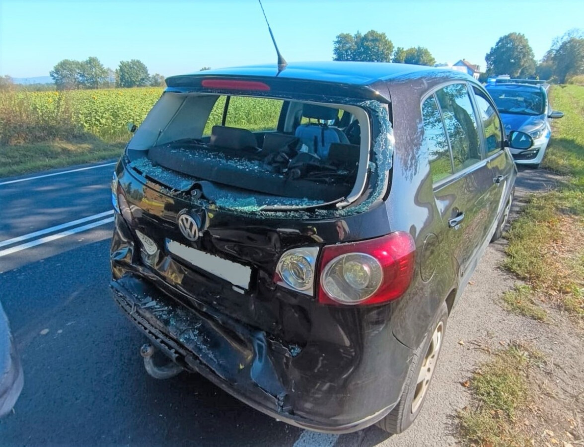 Tir uderzył w tył osobówki. Ratownicy zajęli się poszkodowaną