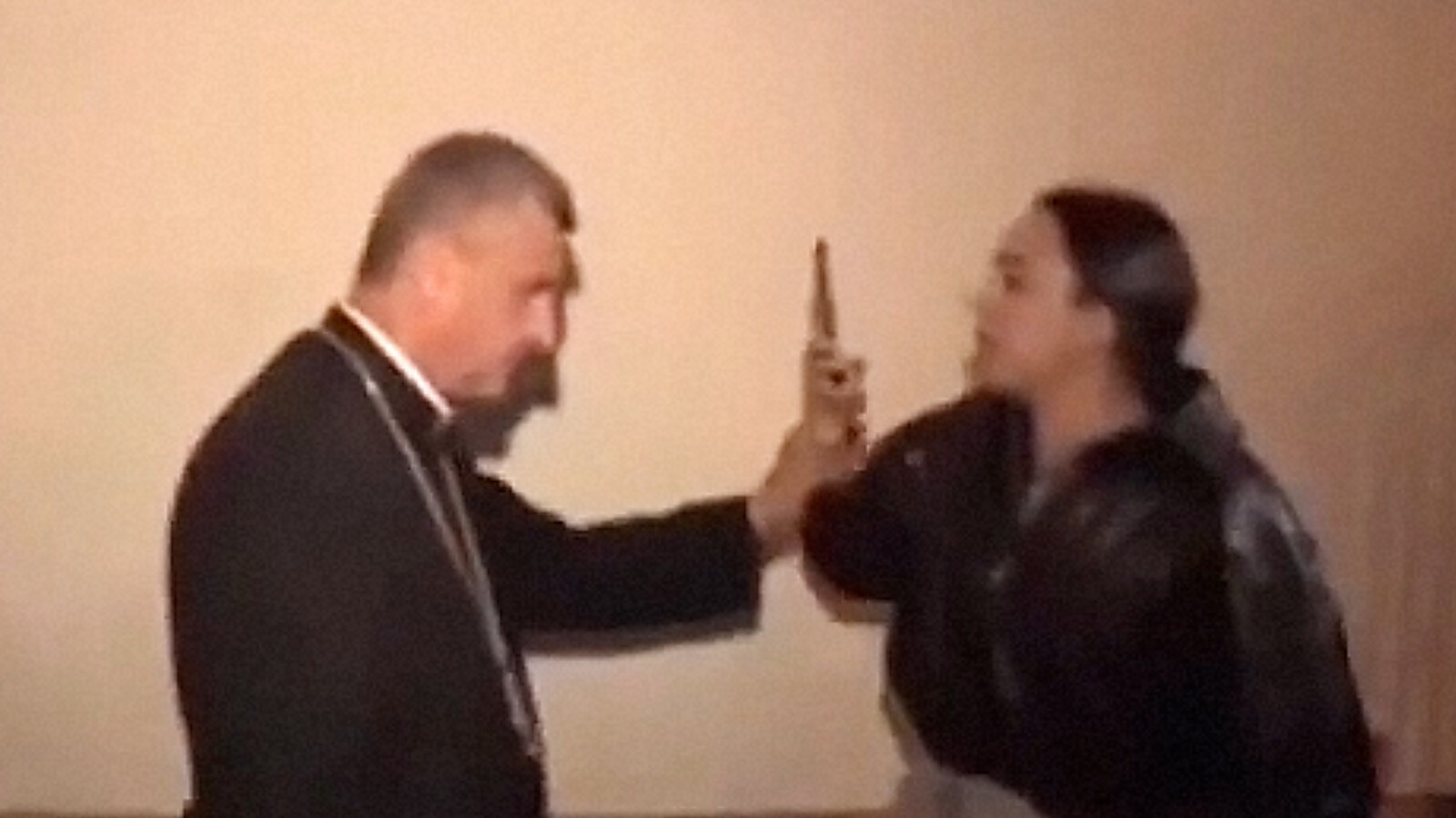 Kobieta nie zaatakowała biskupa. To on złapał ją za rękę - FILM