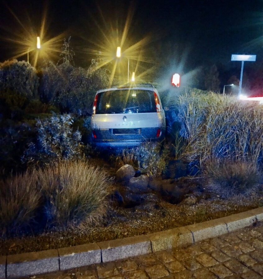 Miał 2,7 promila. Wjechał na rondo i utknął w krzakach