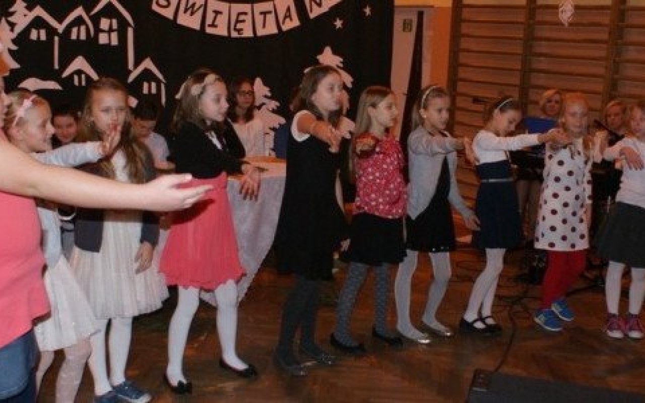 Wielopokoleniowe kolędowanie w babickiej szkole – FILM, FOTO