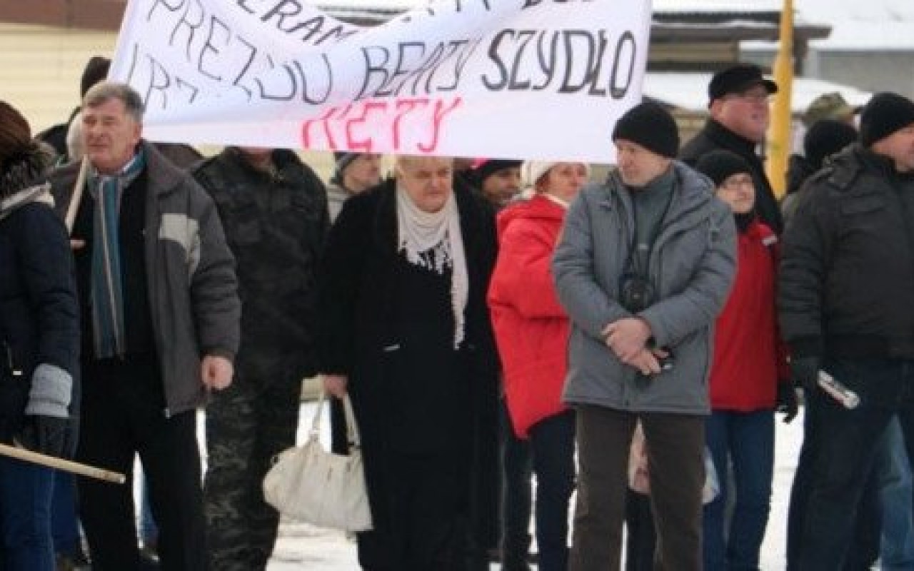 Obrońcy demokracji i obrońcy premier Szydło w parku w Brzeszczach – FOTO