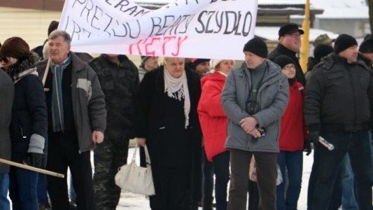Obrońcy demokracji i obrońcy premier Szydło w parku w Brzeszczach – FOTO