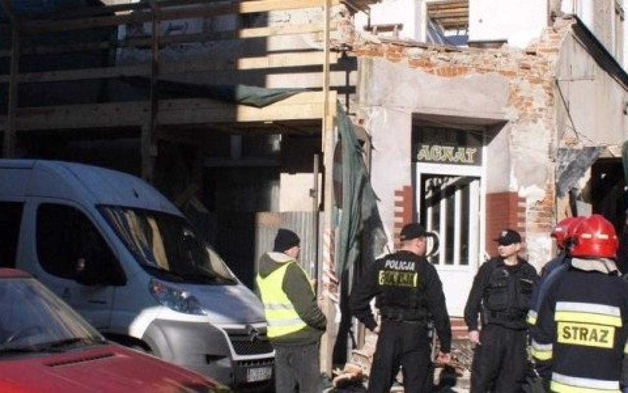 Zerwał się balkon – dwaj robotnicy ranni