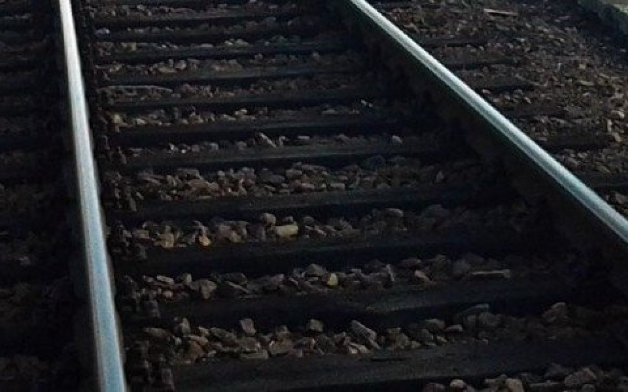 Spacerowała po torach, bo… szukała słuchawek