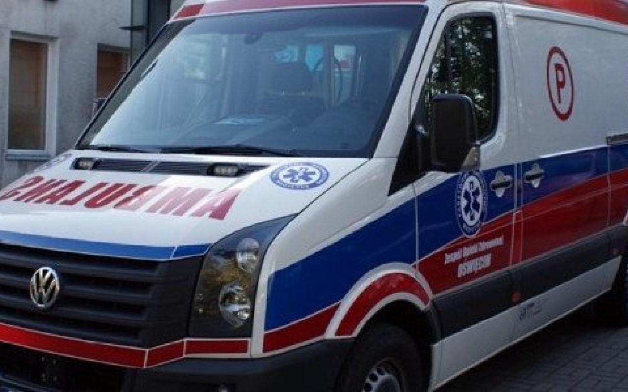 Chciała uciec z mieszkania i spadła z okna