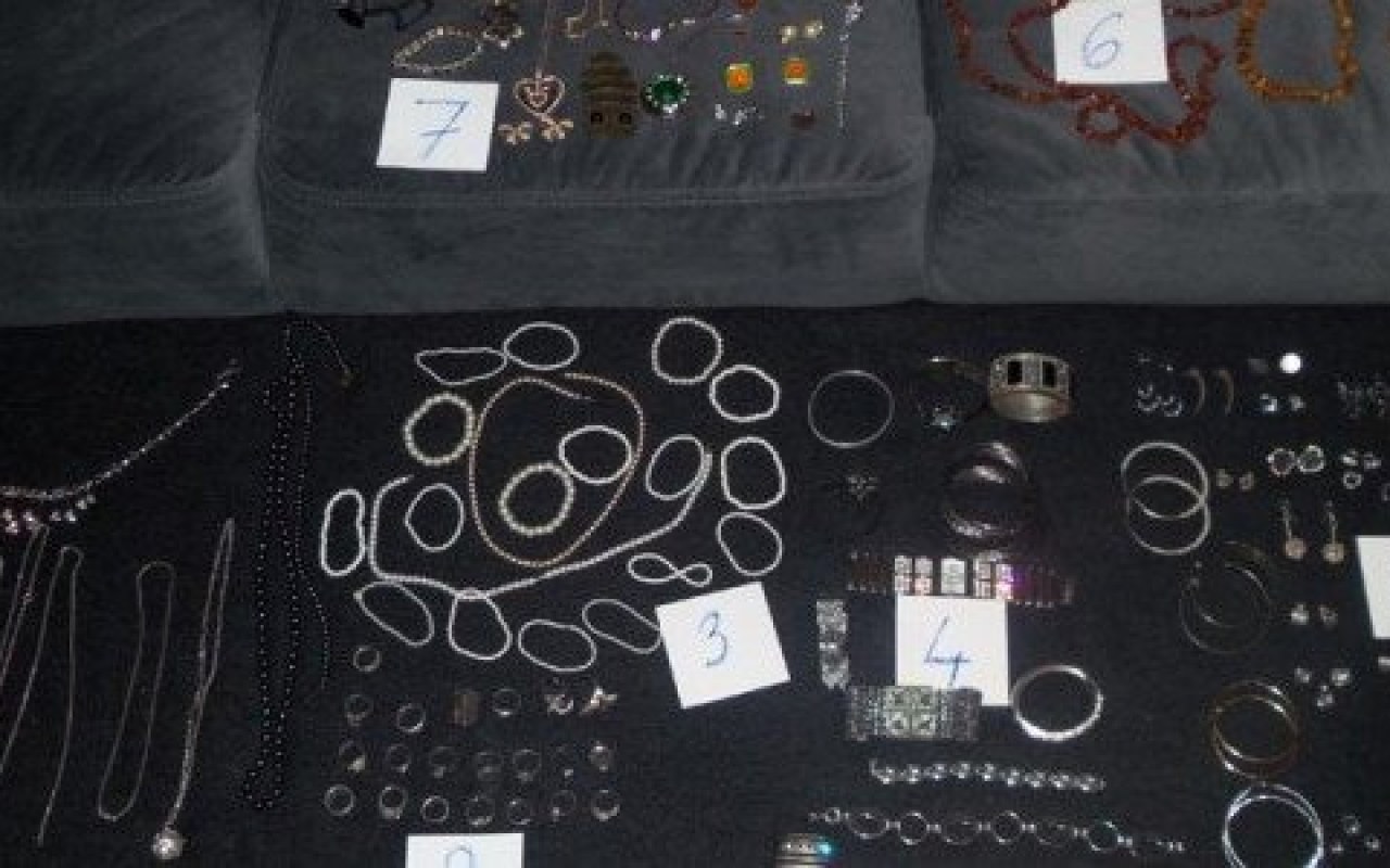 Złodziei już mają. Teraz szukają właścicieli biżuterii – FOTO