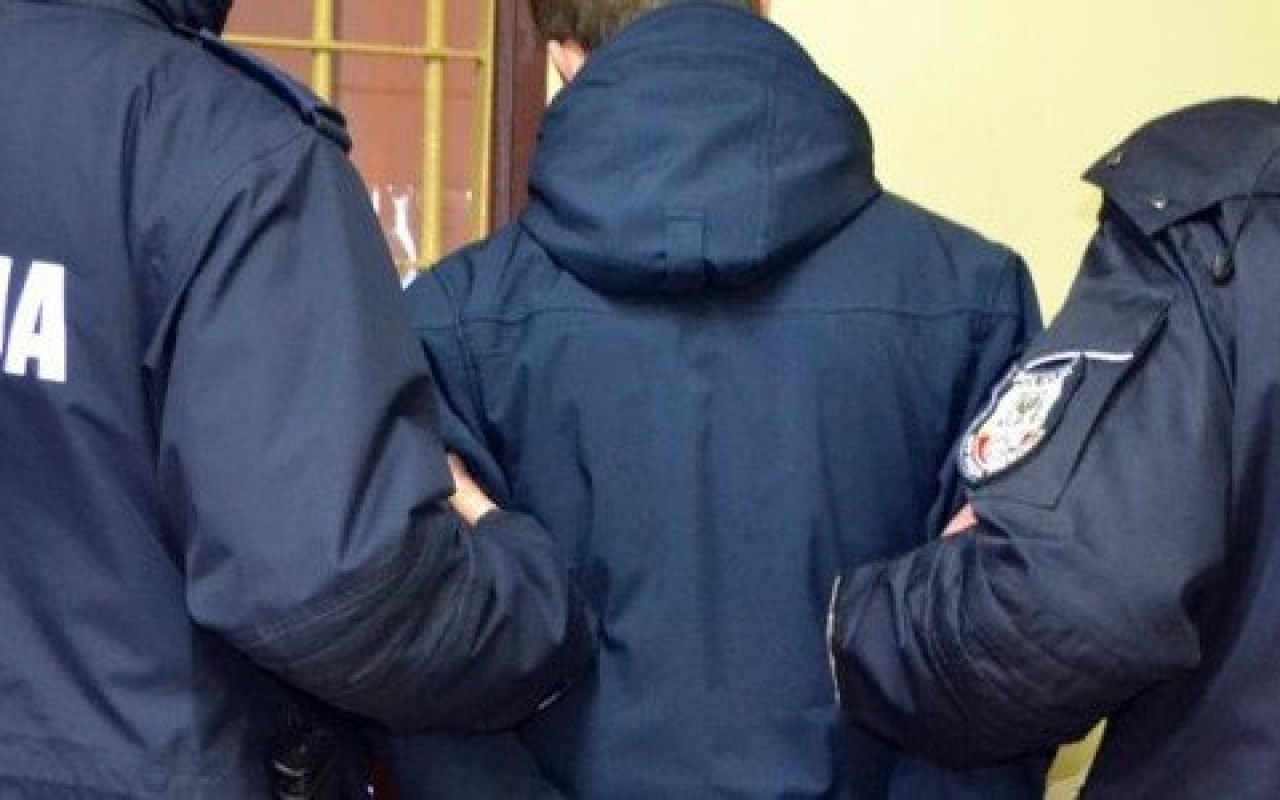 Groził nożem i okradał sklepy