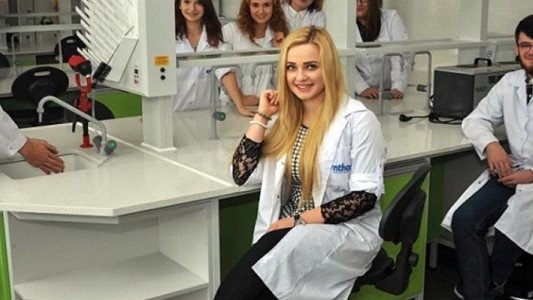 Młodzież z Chemika ma nowoczesny sprzęt laboratoryjny