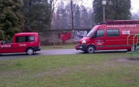 Przeskoczył barierkę mostu. Gdzie jest mężczyzna?