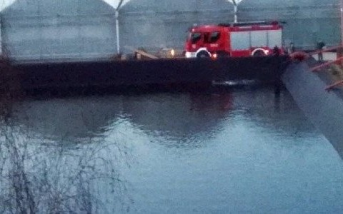 Sarna wpadła do zbiornika z wodą