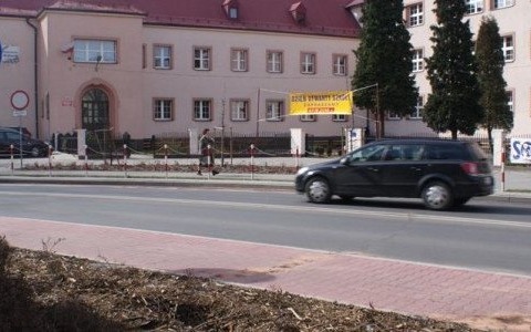 Wypadł z drogi, „skasował” drzewo i uciekł