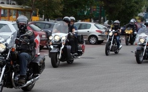 Piraci na motorach uciekali przed policją