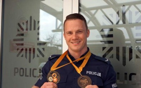 Siłacz w mundurze ustanowił nowy rekord świata – FILM, FOTO