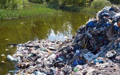 20 ton śmieci ze Śląska trafiło do stawu – FOTO