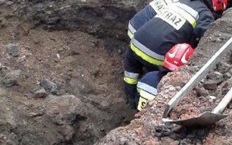 Ziemia zasypała pracownika – FOTO