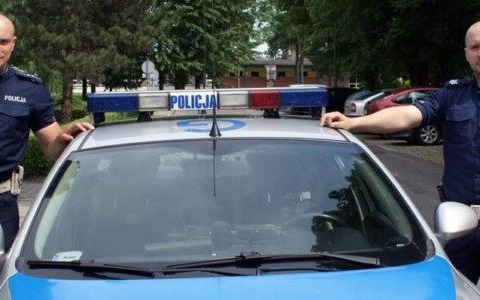 Do porodu na policyjnych sygnałach