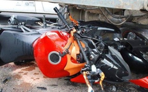 Motocyklem uderzył w traktor