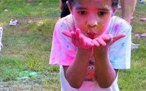 Proszek Holi hitem dnia dziecka – FOTO