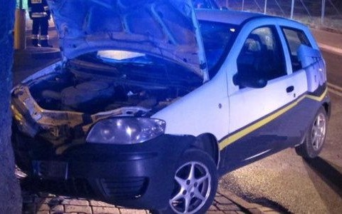 Uciekał przed policją i rozbił się na murze