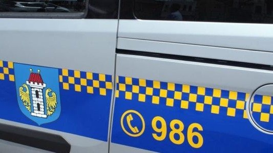 Roczna wnuczka i pijany dziadek