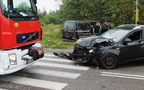 Sześć osób w szpitalu po zderzeniu osobówki z busem – FOTO