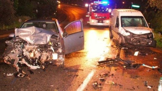 Rozlana substancja, kolizja i zablokowana droga – FOTO