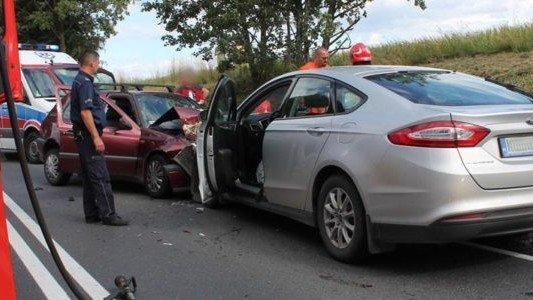 Zderzenie samochodów. Krajówka nieprzejezdna – FOTO