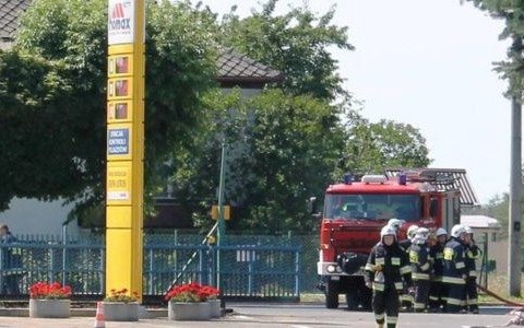 Rozszczelniony pojemnik z gazem na stacji paliw – FOTO