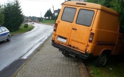 Wjechał furgonem w ogrodzenie