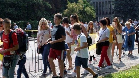 Tysiące ludzi na trasie przejazdu Franciszka – FILMY, FOTO