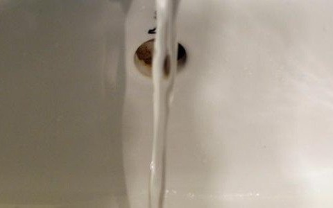 Drogowcy uszkodzili sieć wodociągową w Oświęcimiu