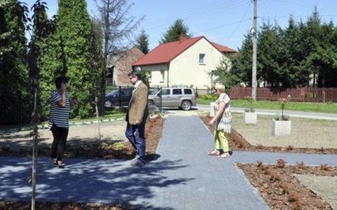 Skwer w Broszkowicach na razie bez ławek