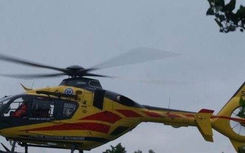 Zderzenie na krajówce. Poważne obrażenia kierowcy skutera – FILM