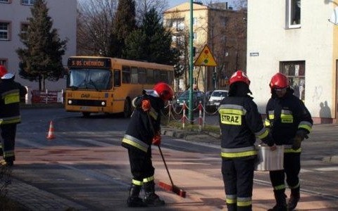 Plama oleju na drodze z Oświęcimia do Zatora