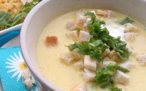 Zupa krem z papryki z chipsami z parmezanu