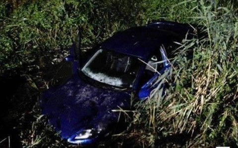 Mężczyzna wjechał do rowu z wodą, a kobieta w płot – FOTO