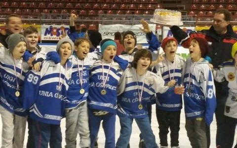 Młodzi hokeiści szkoleni przez kanadyjskich trenerów