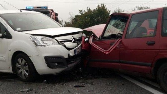 Zderzyły się trzy samochody. Kobieta w ciąży i małe dziecko w szpitalu