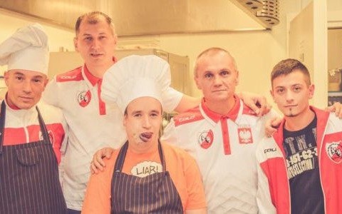 Krzysztof Węgrzyn wraz z artystami w kuchni – FOTO