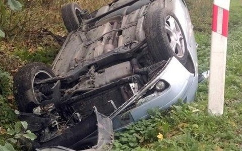 Śliska nawierzchnia przyczyną dachowania