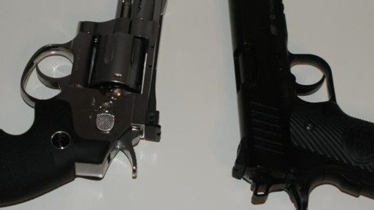 Z pistoletem napadł na sklepy. Padł strzał