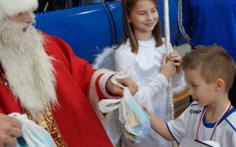 Młodzi piłkarze zagrali przed Mikołajem – FOTO